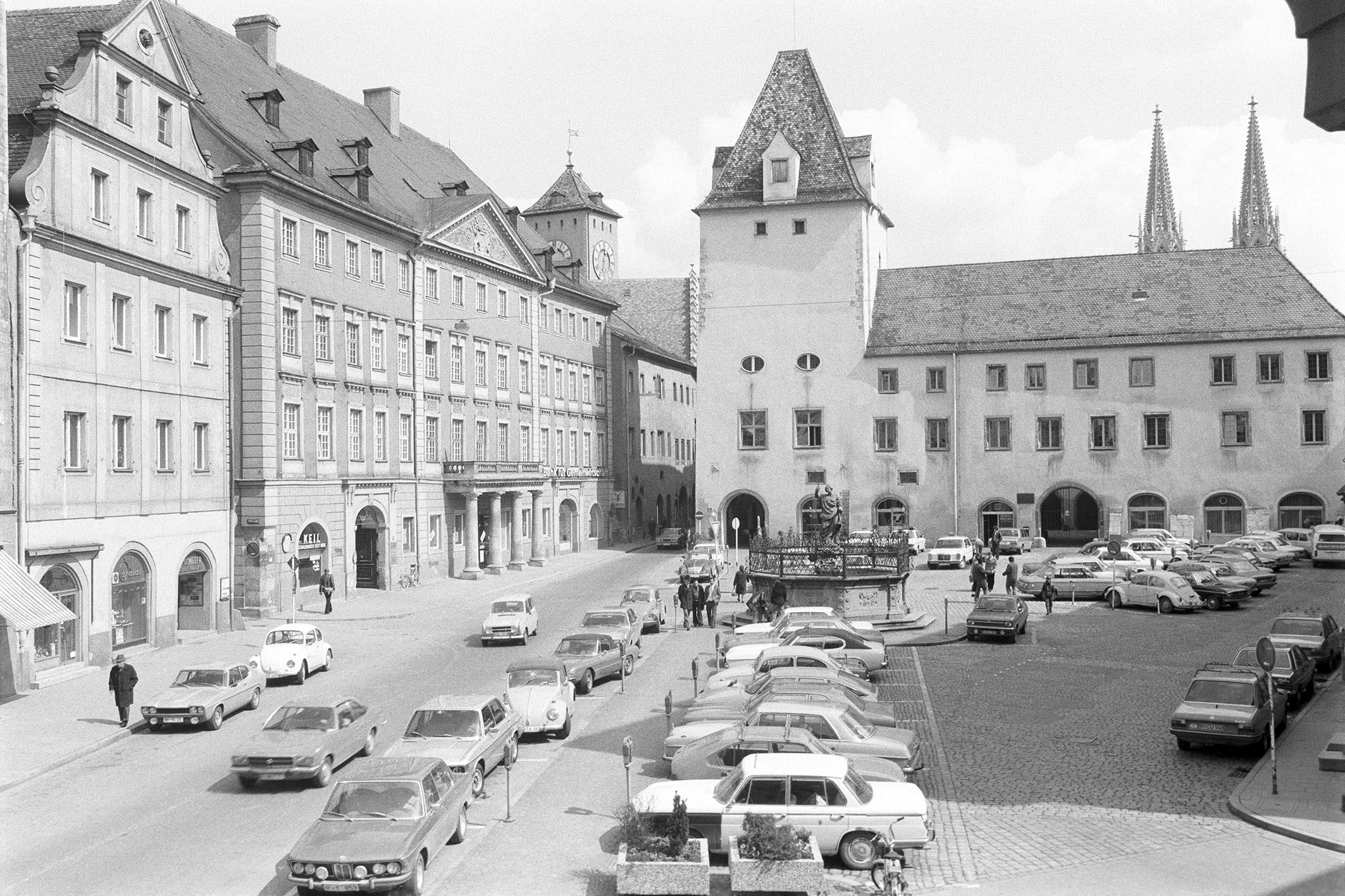 Fotografie: 1977 – Der Haidplatz immer noch als Parkplatz, die Stadtbahn fährt jetzt jedoch nicht mehr.