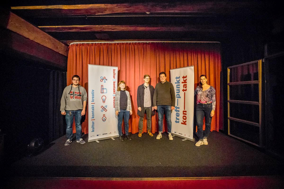 Fotografie – Organisationsteam und zwei Regisseure zur Zwickl-Filmschau auf der Bühne der Kinos im Andreasstadel