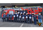 Fotografie: Gruppenbild der Teilnehmer des Rettungssanitäterlehrgangs mit den Abschlussurkunden in der Hand. (C) BF Regensburg