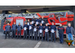 Fotografie: Gruppenbild der Teilnehmer des Rettungssanitäterlehrgangs mit den Abschlussurkunden in der Hand.