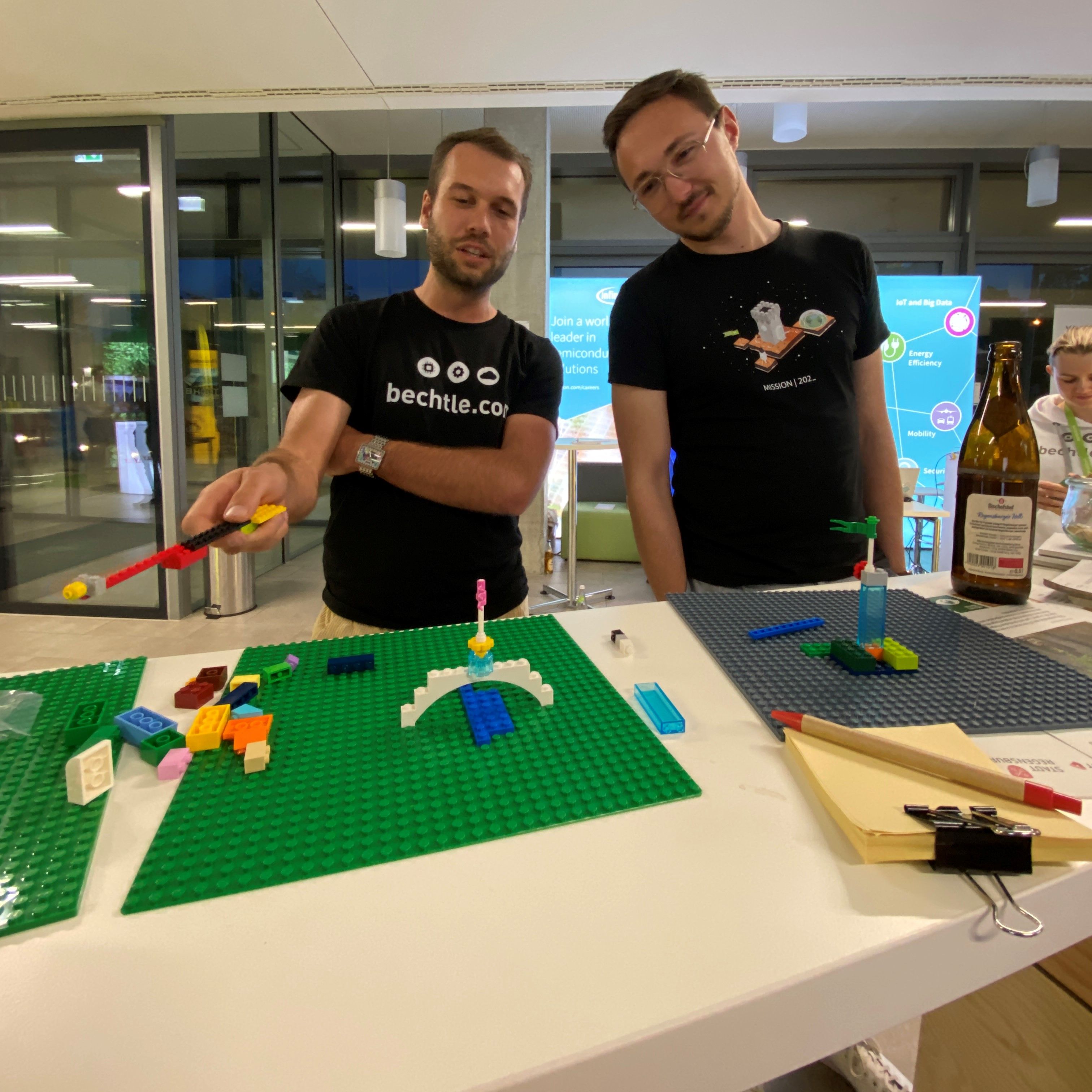 Interessierte beim R_NEXT Stand bauten mithilfe eines Lego-Modells Antworten auf verschiedene Fragestellungen.