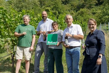 Fotografie: Volker Hartl (Gartenamt), Christian Ehrlich (Bioland e. V.), Winzerin Christine Wolfram, Bürgermeister Ludwig Artinger und Angelika Diewald (stellvertretende Leiterin des Gartenamtes)