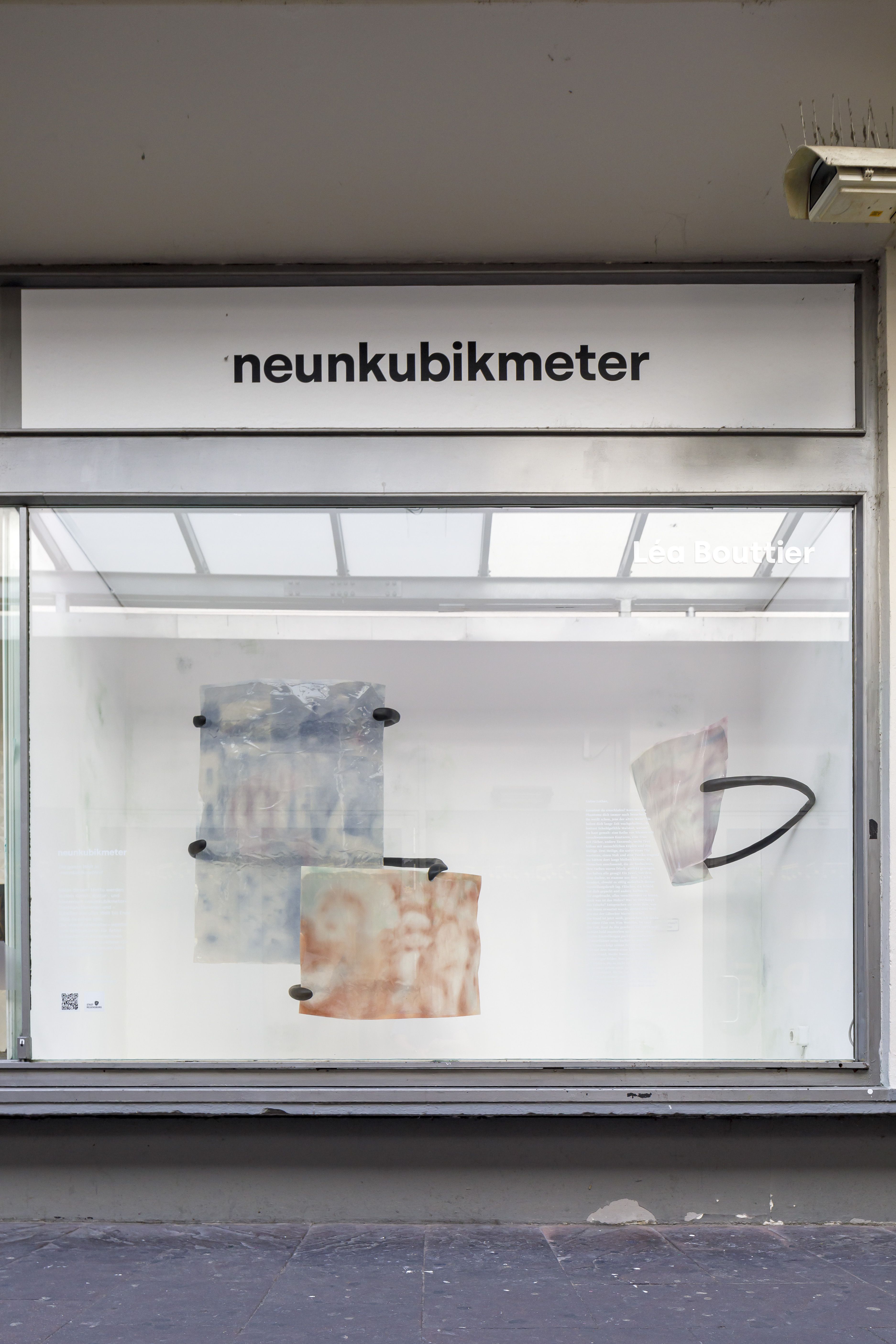 Die Fotografie zeigt die Ausstellung „L'humide image“ 