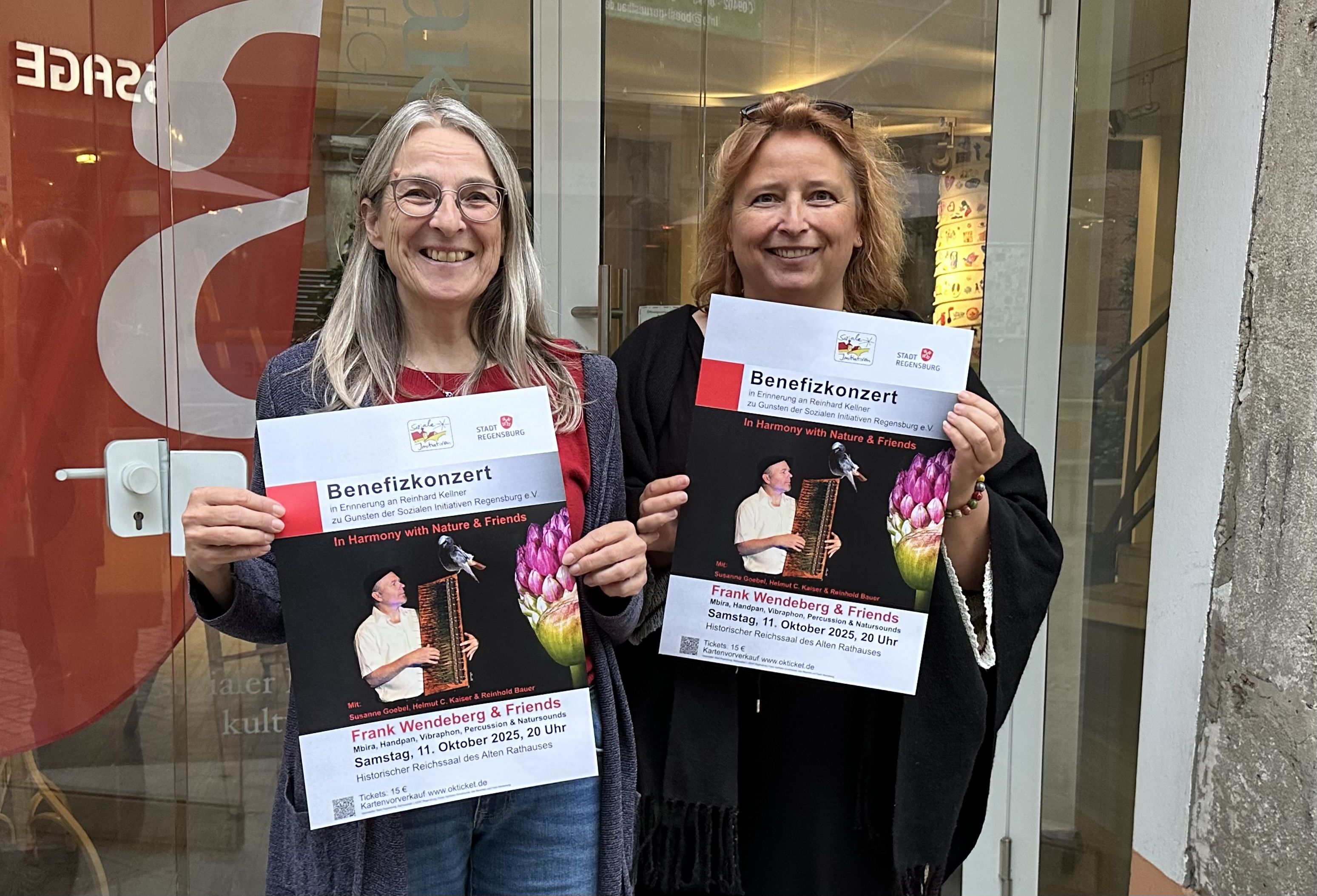 Fotografie – Martina Groh-Schad und Sabine Watzlawik von dem Verein Soziale Initiativen e.V. werben für das Benefizkonzert. 