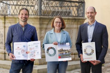 Fotografie: Michael Grein, Koordinator für kommunale Entwicklungspolitik, mit Oberbürgermeisterin Gertrud Maltz-Schwarzfischer und Personal- und Verwaltungsreferent Dr. Patrick Veit