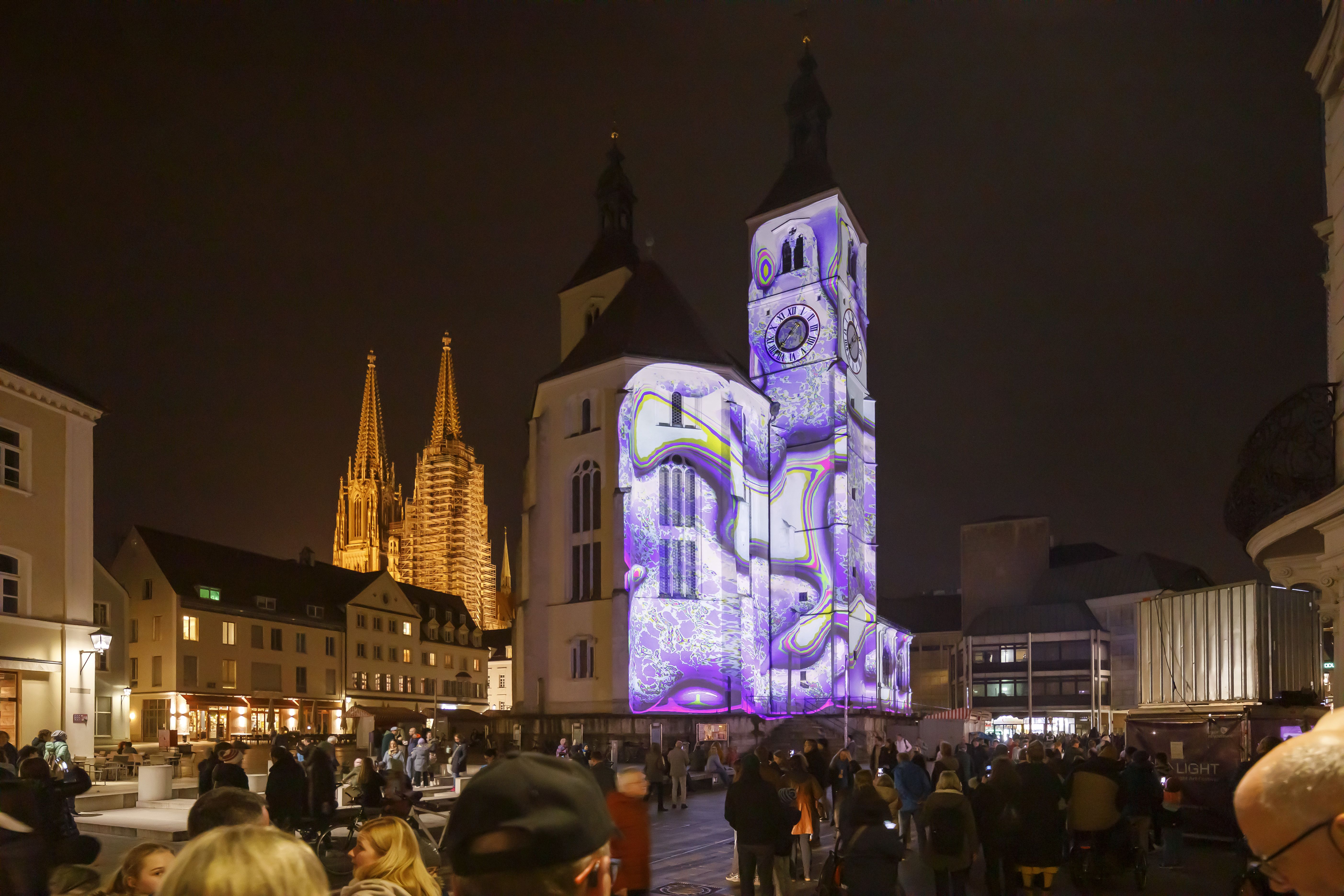 Fotografie – beleuchtete Neupfarrkirche im Hintergrund ist der Dom zu sehen