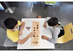 Es sind zwei Kinder zu sehen, welche Kalaha spielen. © Stadt Regensburg