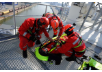 Fotografie: Höhenretter der Berufsfeuerwehr Regensburg bei der Versorgung einer verletzten Person.