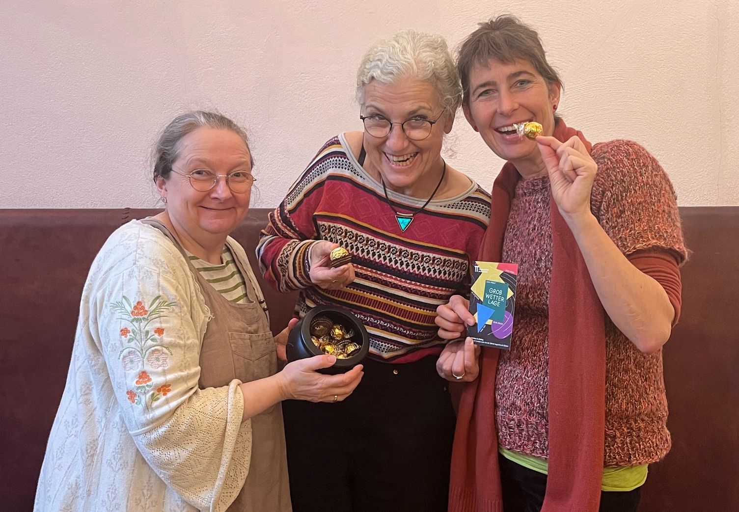 Fotografie – (v. l.) Sabine Meyer (AG Fundraising des Verbands der Erzählerinnen und Erzähler) überreicht an Bärbel Jogschies und Cordula Gerndt den „Goldtopf“.