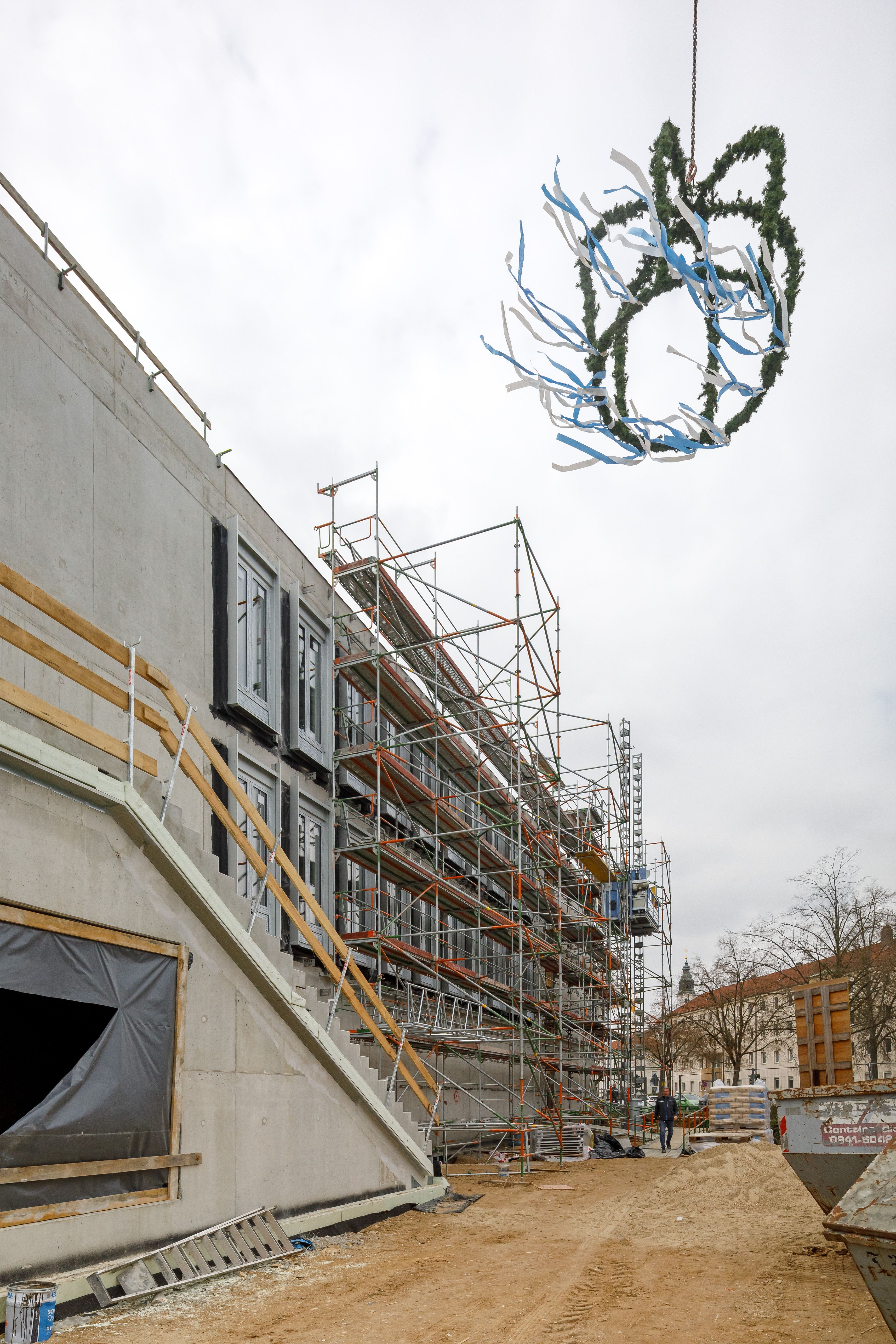 Fotografie: Richtkrone wird auf den Neubau gesetzt