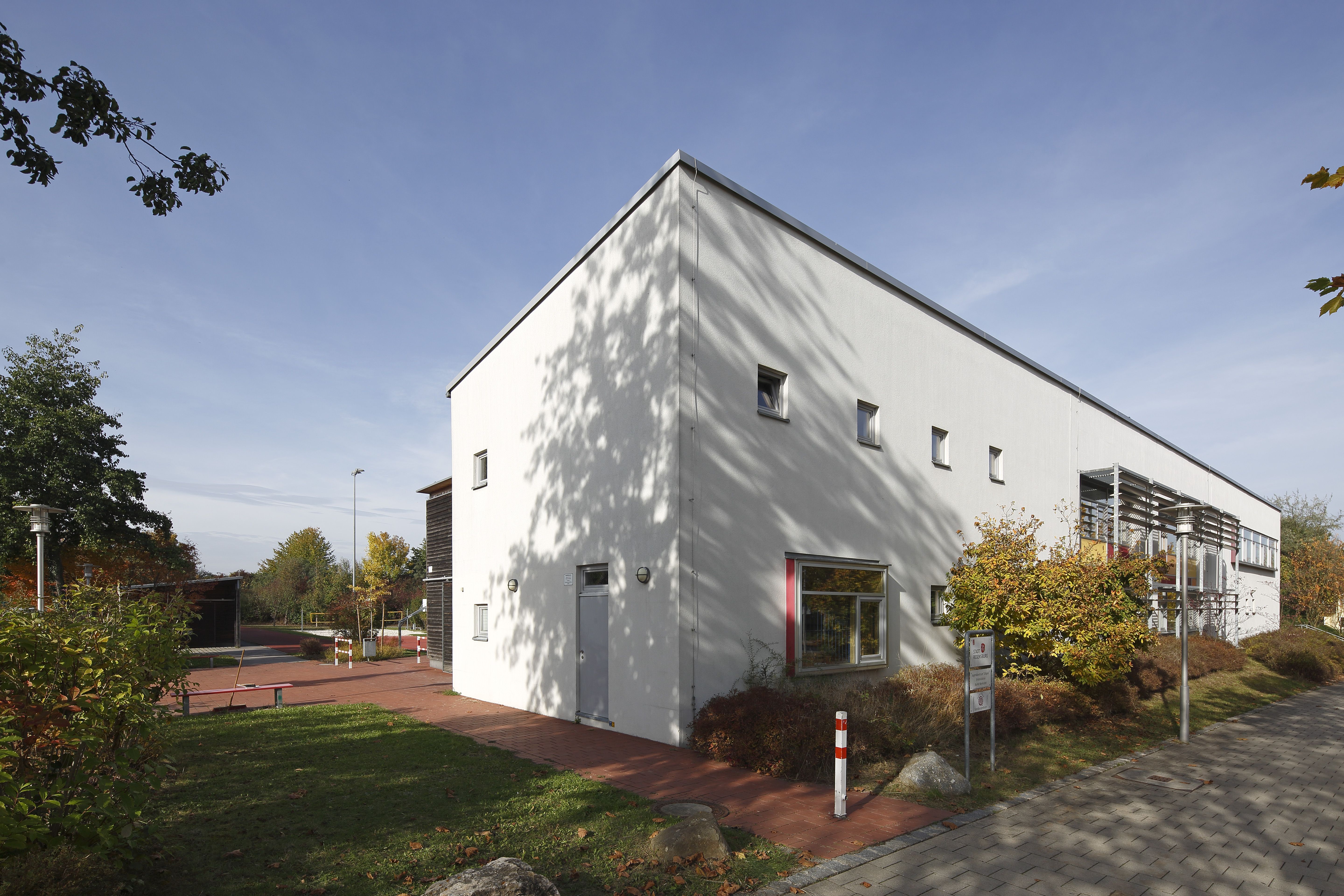 Fotografie: Außenansicht des JUZ Utopia in Burgweinting