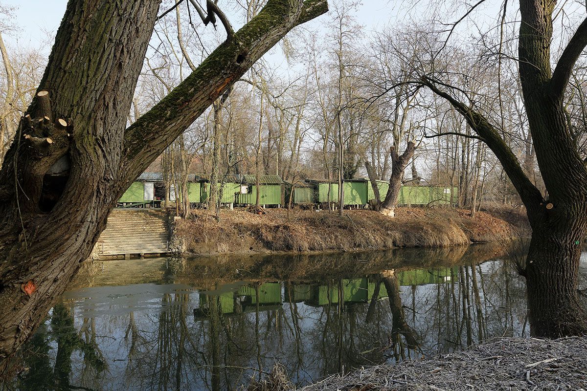 Fotografie - kleine Hütten zwischen Bäumen