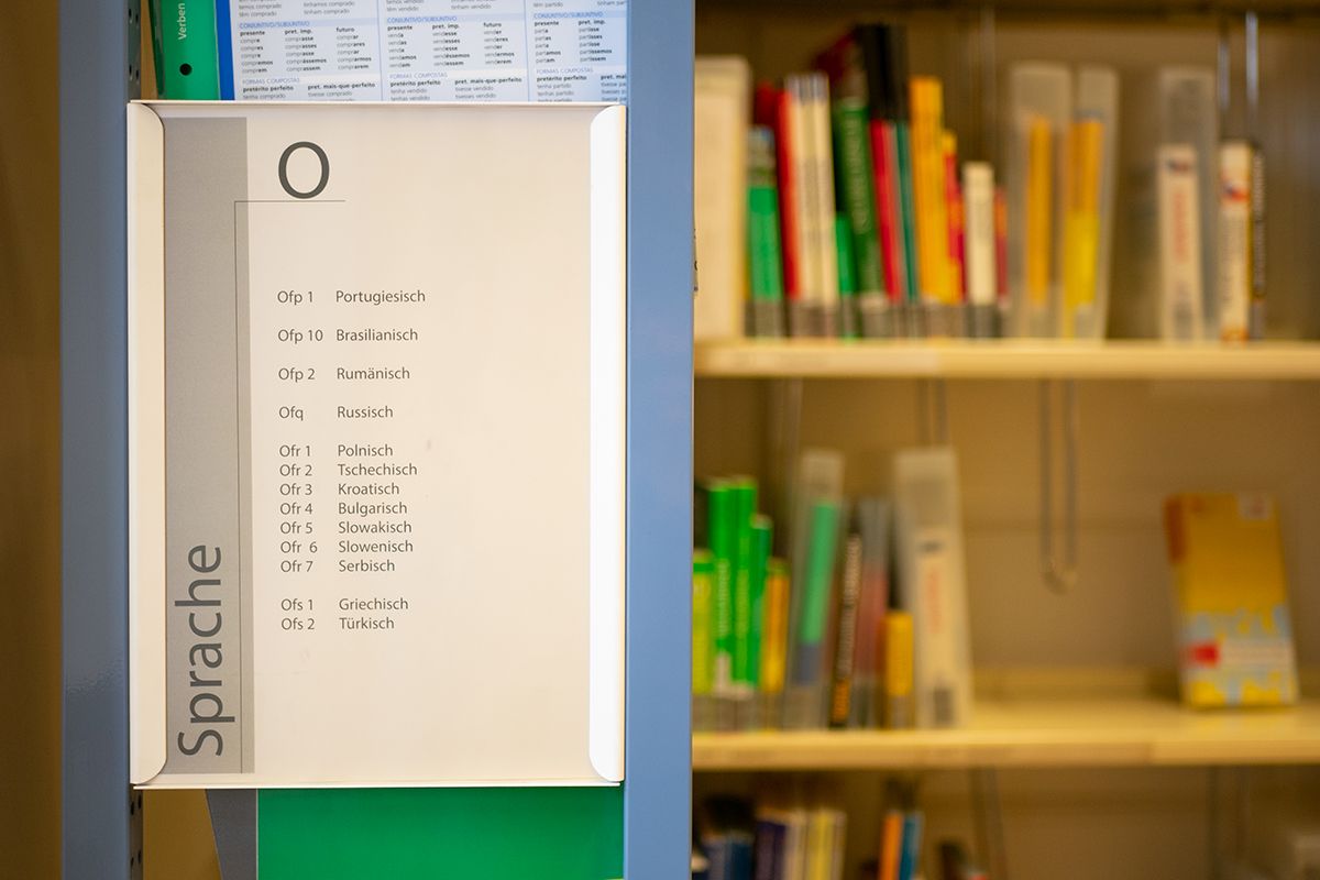 Fotografie - Die Seitenwand des Regals trägt die Aufschrift "Sprachen".